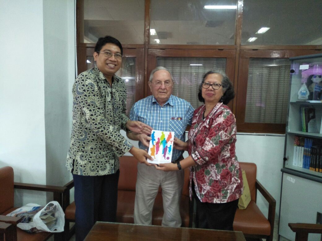  Manajer UGM Press (kiri) beramah-tamah dengan Prof. Dr. F.J. Monks, didampingi Dr. Wisjnu Martani, Dosen Fakultas Psikologi UGM (kanan)